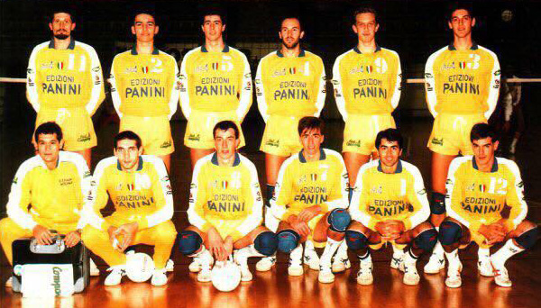 Panini anni 80. La formazione del campionato 1986/87, primo a sinistra Lorenzo Bernardi e, alla sua destra, io 